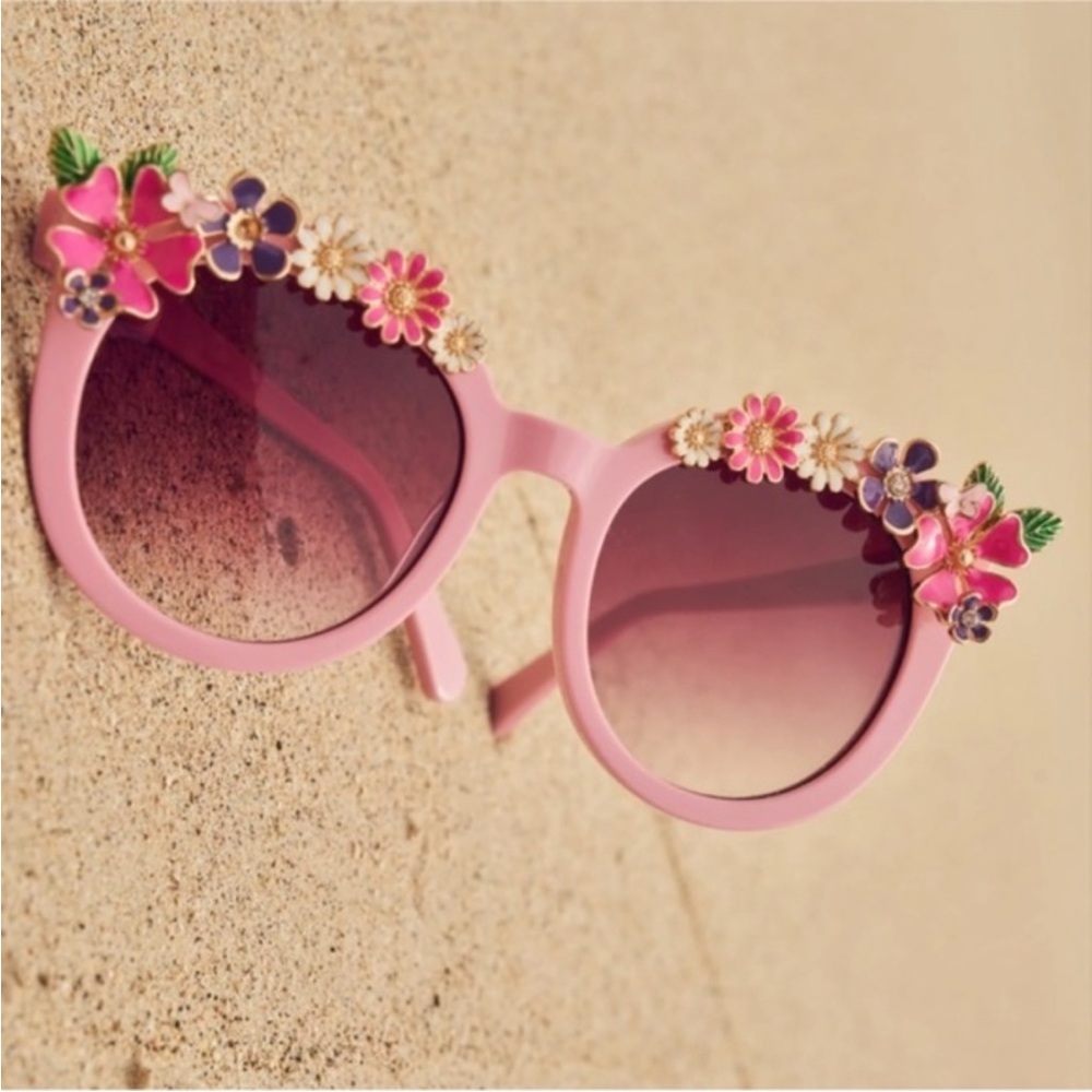 LOVESHACKFANCY SUNGLASSES ASO Paris Hilton - Picture 7 of 11